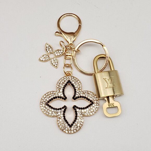 Louis Vuitton Lock & Key with Unbranded Clover Flower Charm, Keychain 110825 - Picture 3 of 10